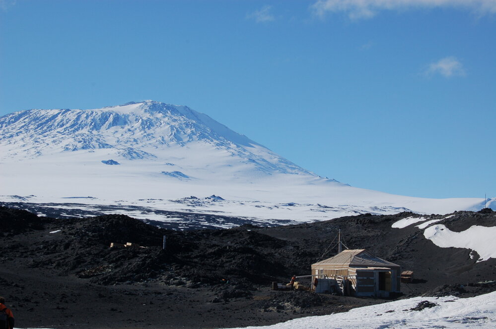 Shackleton's 'Nimrod' hut and Mount Erebus (003)