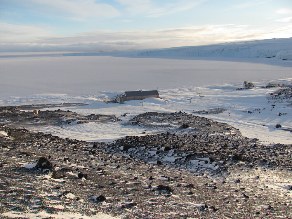 2010 Scott's 'Terra Nova' hut inspection, exterior (002)