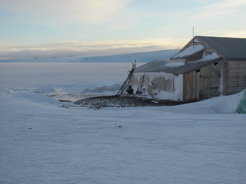 2010 Scott's 'Terra Nova' hut inspection, exterior (007)