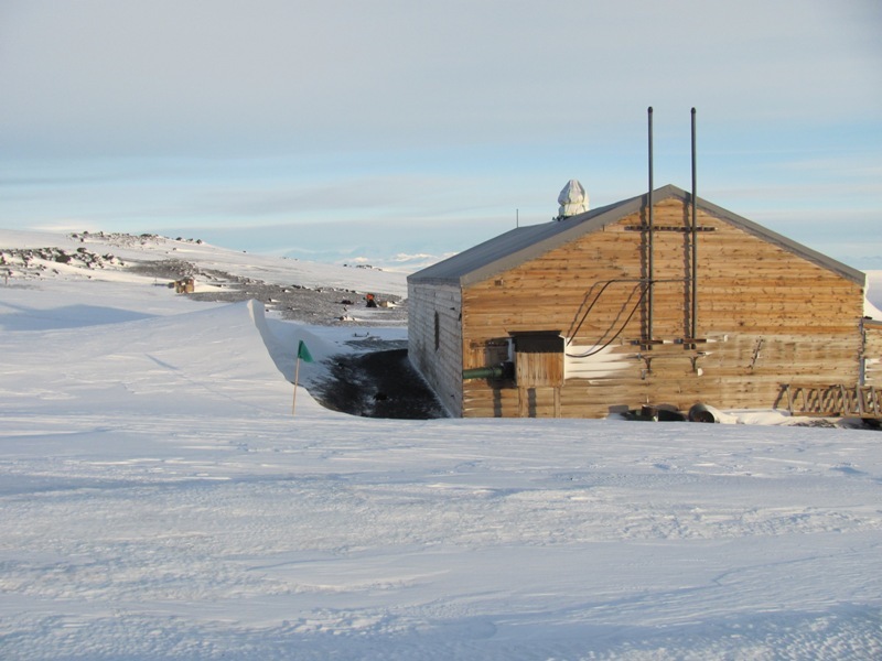 2010 Scott's 'Terra Nova' hut inspection, exterior (011)