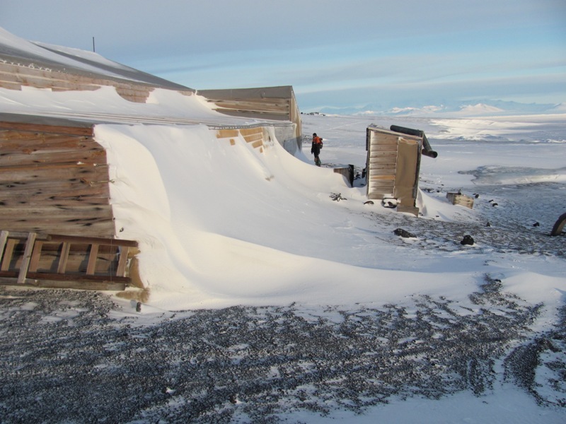 2010 Scott's 'Terra Nova' hut inspection, exterior (014)