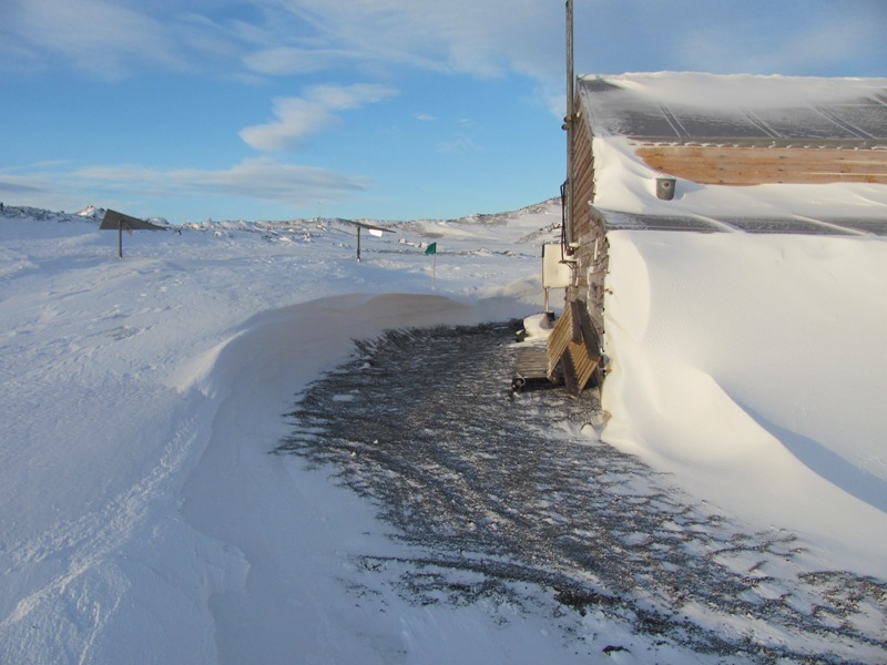 2010 Scott's 'Terra Nova' hut inspection, exterior (015)
