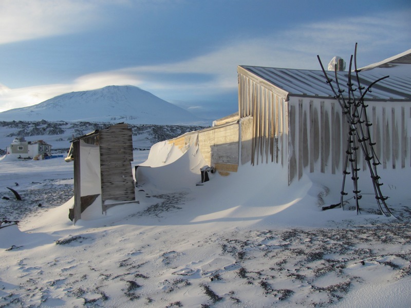 2010 Scott's 'Terra Nova' hut inspection, exterior (016)