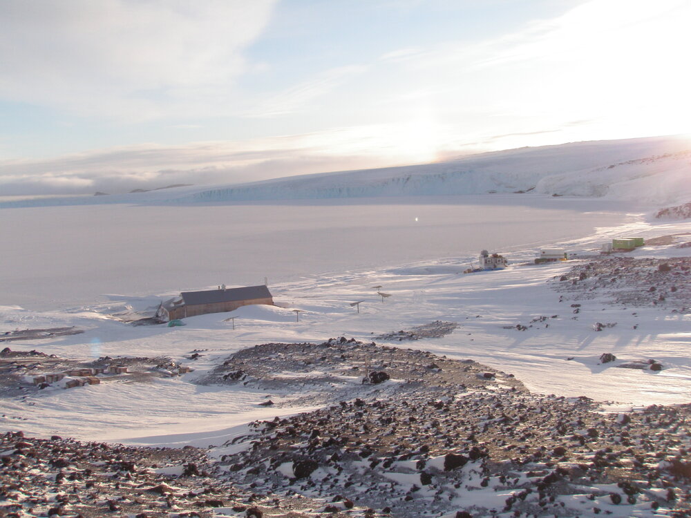 2010 Scott's 'Terra Nova' hut inspection, exterior (025)