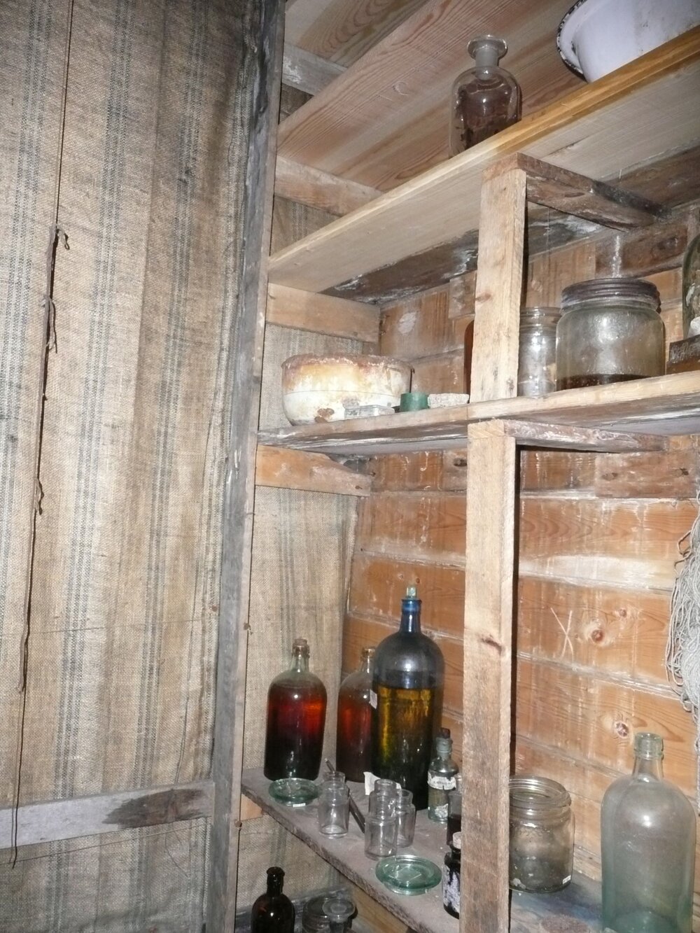 2010-11 Location image of artefacts in Murray's Laboratory inside Shackleton's 'Nimrod' hut