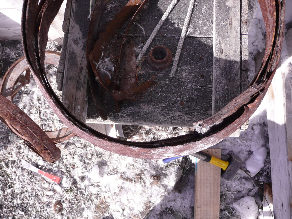 2010-11 Remains of a Speights barrel outside Shackleton's 'Nimrod' hut (001)