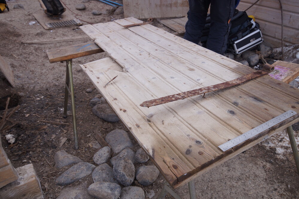 2015-16 Stores hut door, Cape Adare (001