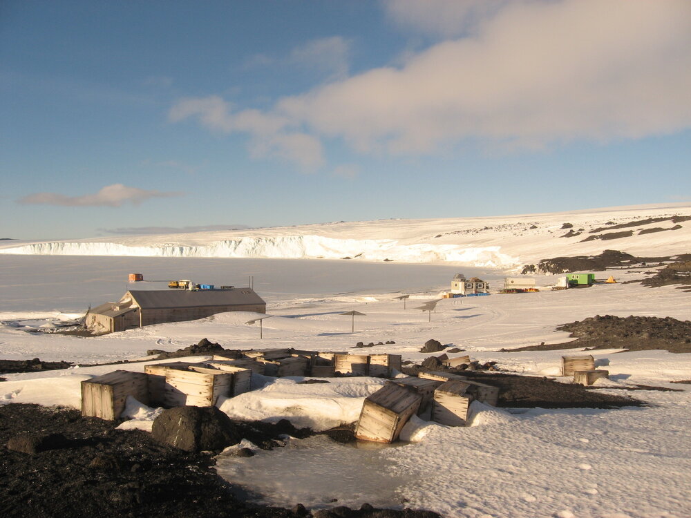 2010-11 Scott's 'Terra Nova' hut and the AHT field camp, Cape Evans