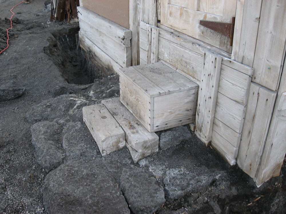 2010-11 Step at the main door of Shackleton's 'Nimrod' hut, Cape Royds (003)