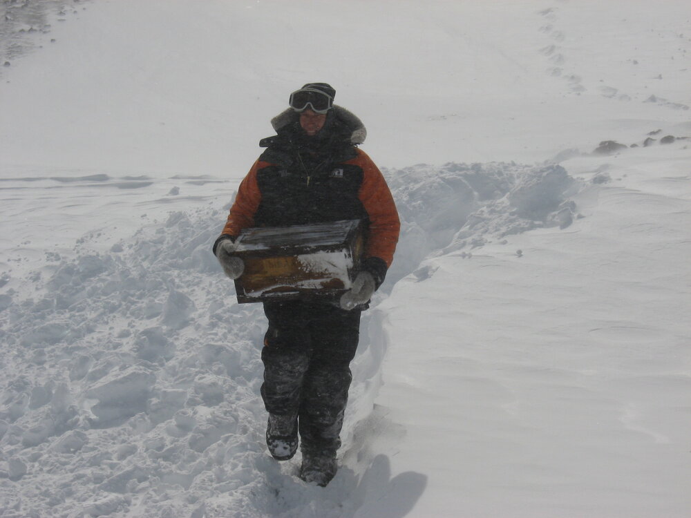 2010-11 John Taylor carrying a Venesta case through snow (001)