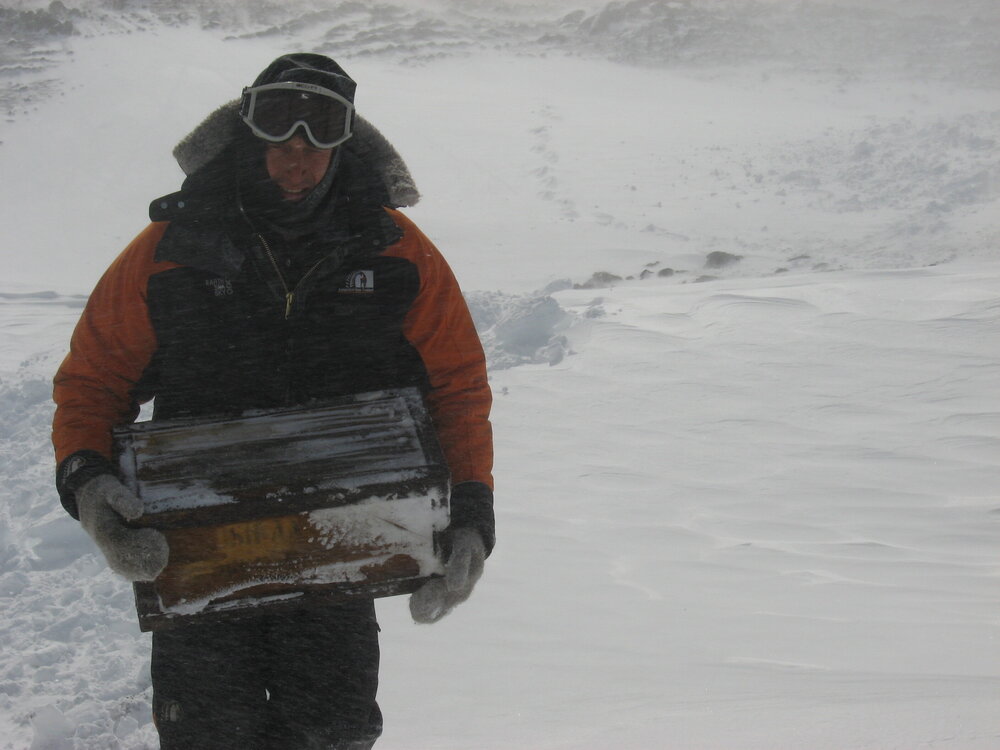 2010-11 John Taylor carrying a Venesta case through snow (002)