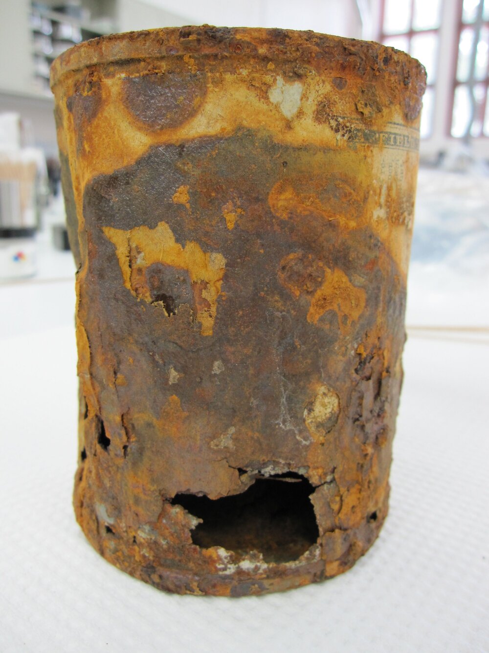 Tin and Label detail, before treatment (003)