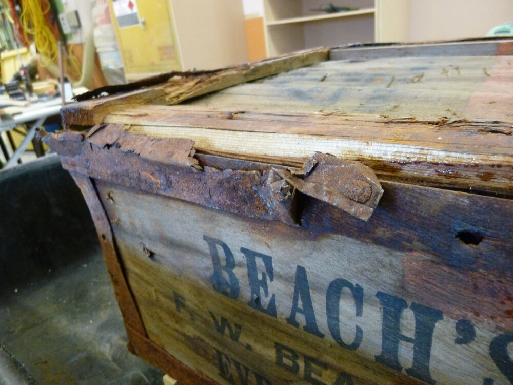 Detail of Venesta case to be repaired (001)