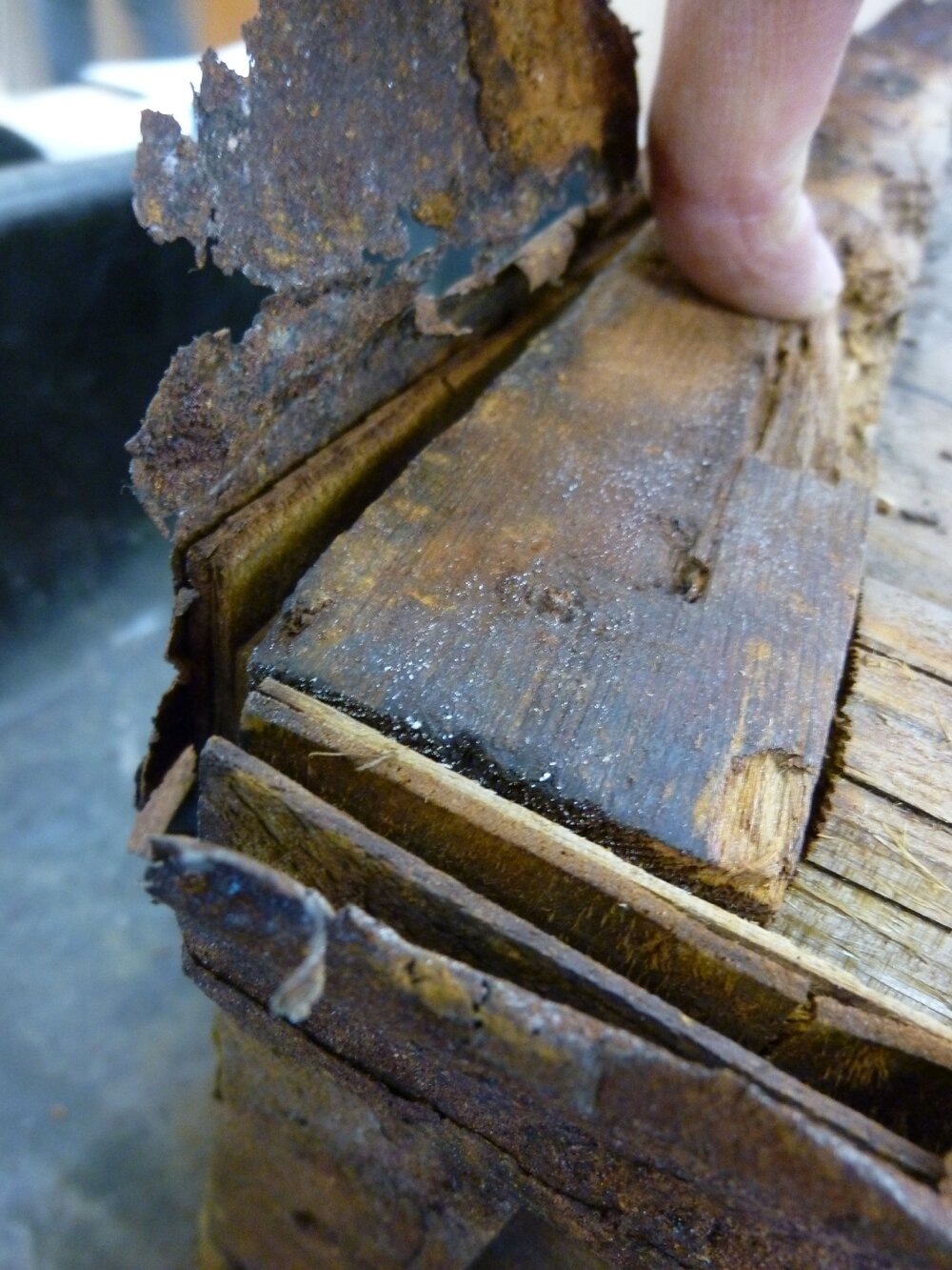 Detail of Venesta case to be repaired (004)