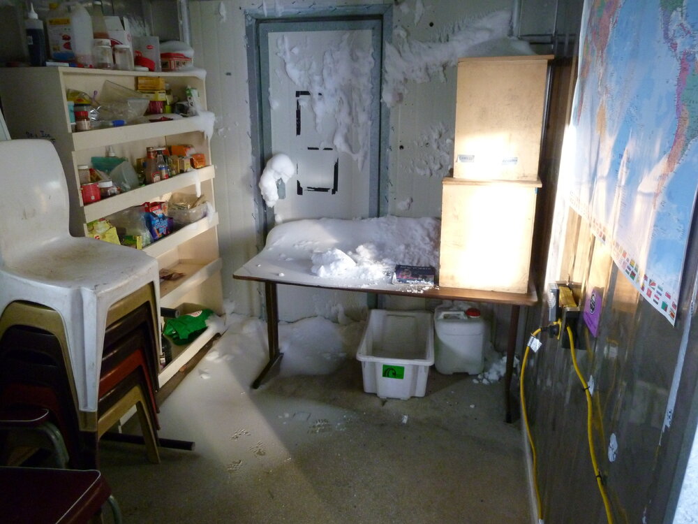 Snow ingress in field kitchen (002)