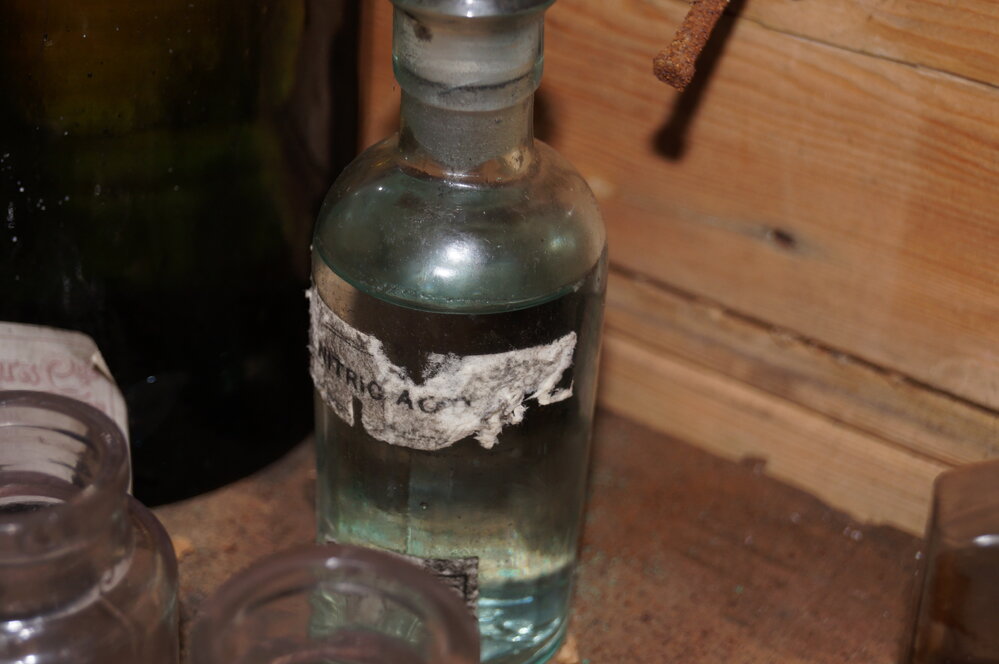 2012-13 Shackleton's 'Nimrod' hut artefact monitoring - nitric acid bottle