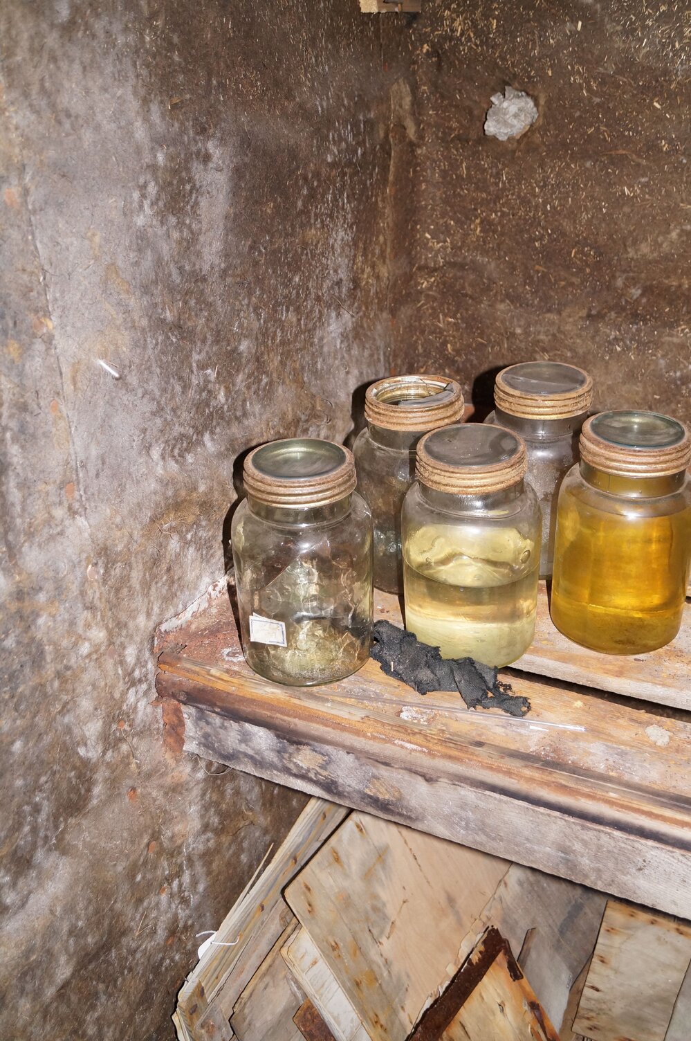 Artefacts in Darkroom, Shackleton's 'Nimrod' hut (001)