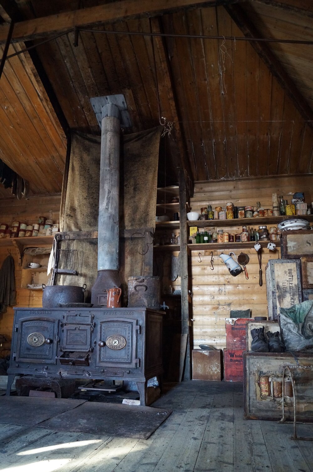 Looking east, Shackleton's 'Nimrod' hut (001)