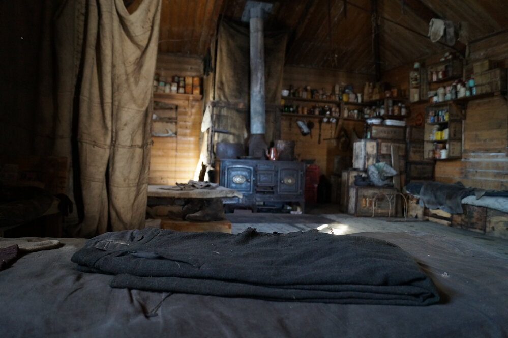 Looking east, Shackleton's 'Nimrod' hut (002)
