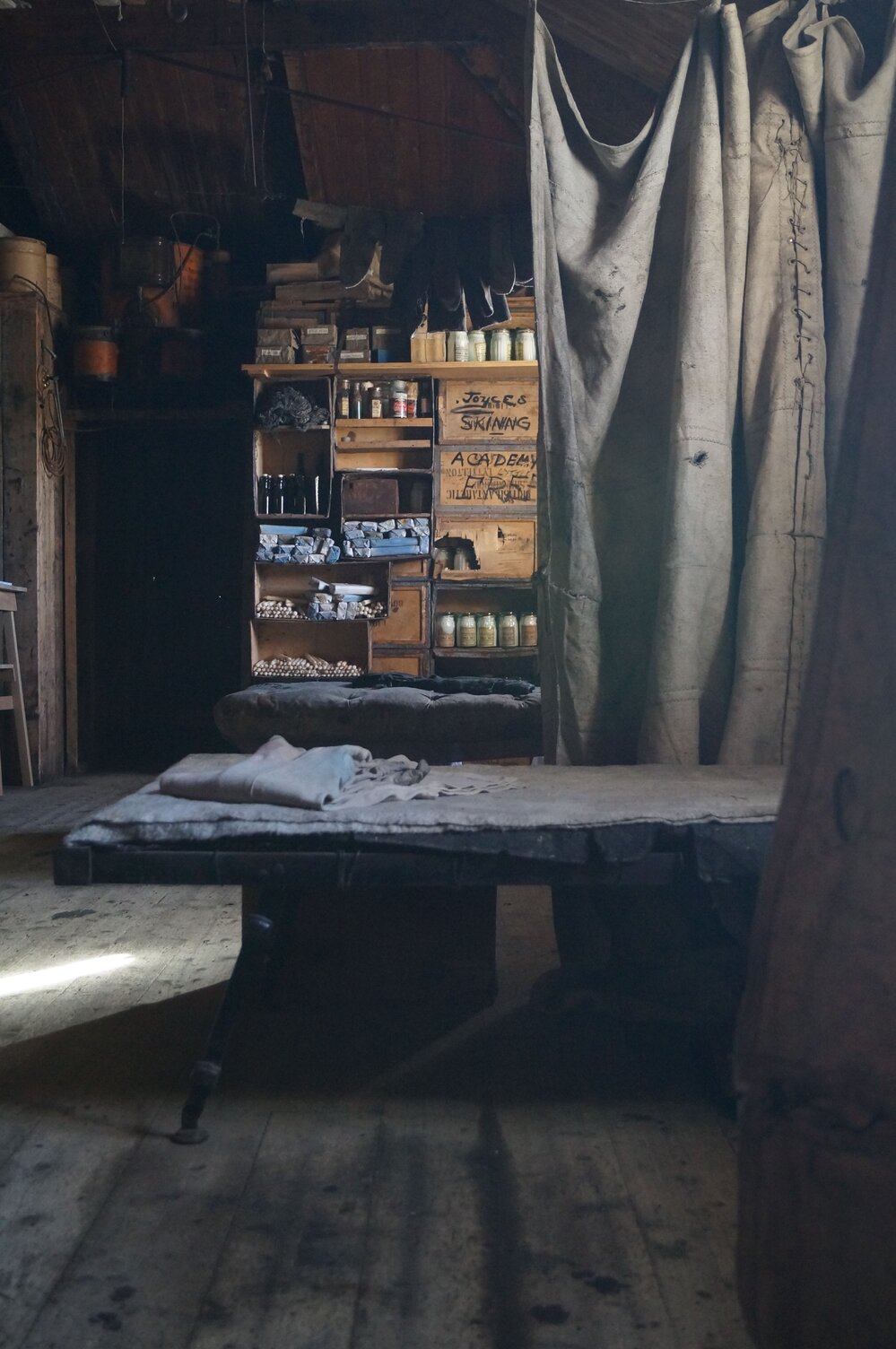 Looking west, Shackleton's 'Nimrod' hut (001)