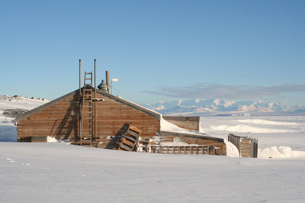 Snow build-up on Scott's 'Terra Nova' hut (003)