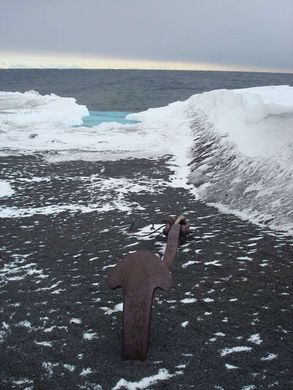SY 'Aurora's' anchor outside Scott's&nbsp;'Terra Nova'&nbsp;Hut
