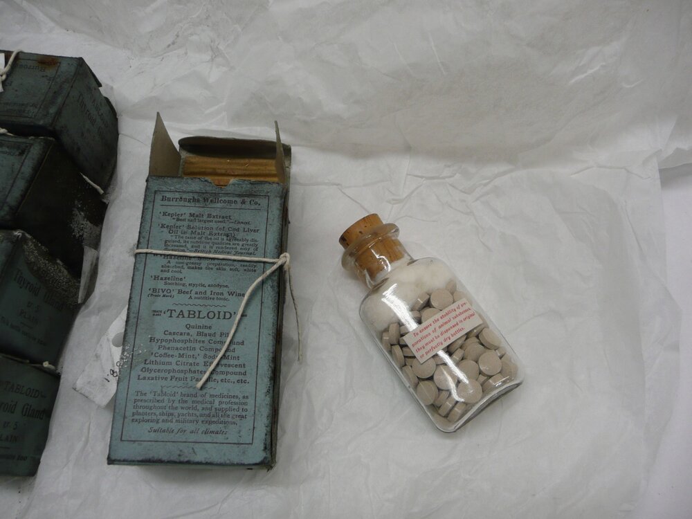 Tabloid' Thyroid Gland medicine bottle (001)