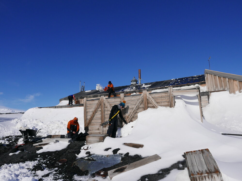 2017-18 Scott's 'Terra Nova' hut, conservators at work, AHT staff removing snow
