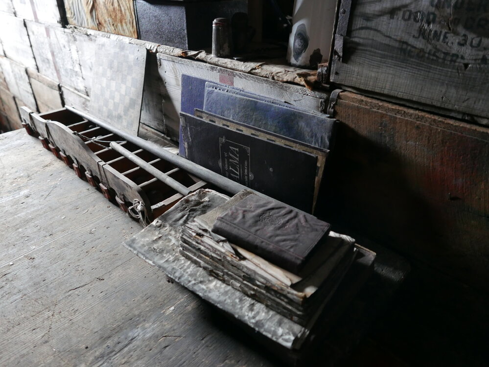 2017-18 Scott's 'Terra Nova' hut, interior, Messdeck table artefacts