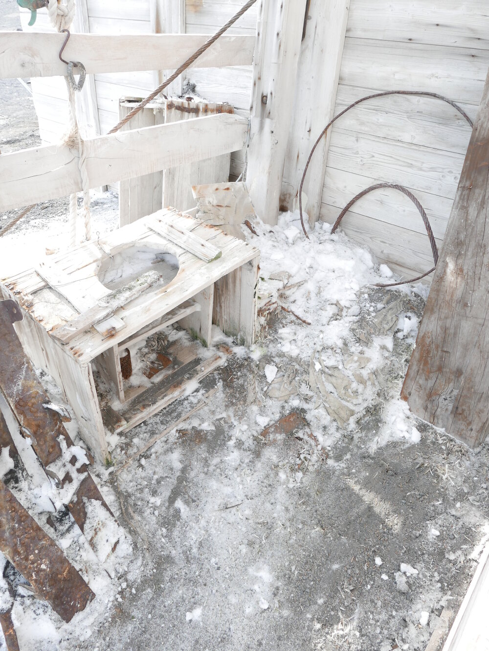 2017-18 Shackleton's 'Nimrod' hut, exterior, Latrine area