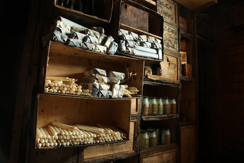 2017-18 Shackleton's 'Nimrod' hut, interior, shelving outside Darkroom