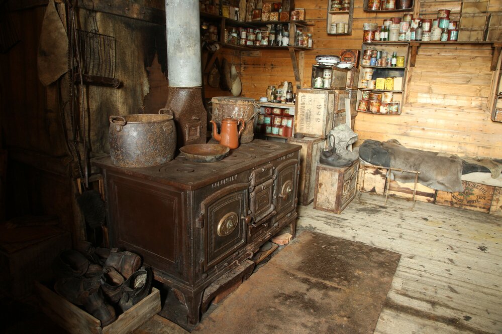 2017-18 Shackleton's 'Nimrod' hut, interior, Mrs Sam stove