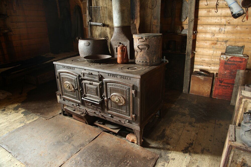 2017-18 Shackleton's 'Nimrod' hut, interior, Mrs Sam stove