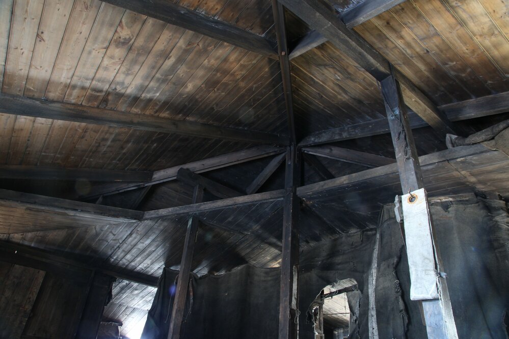 2017-18 Scott's 'Discovery' hut, interior, central post and rafters