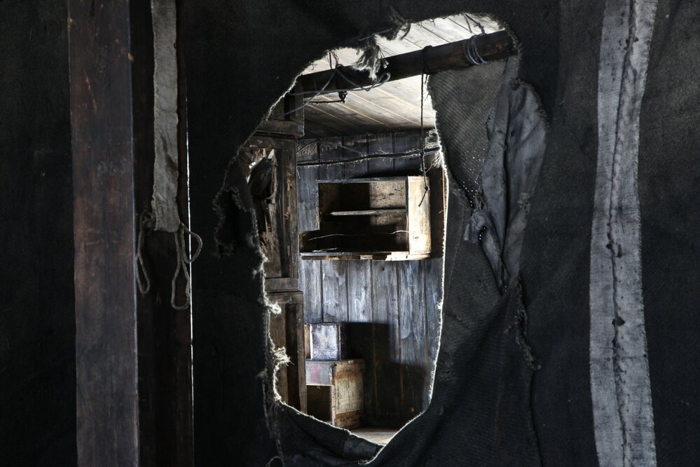 2017-18 Scott's 'Discovery' hut, interior, looking through partition gap