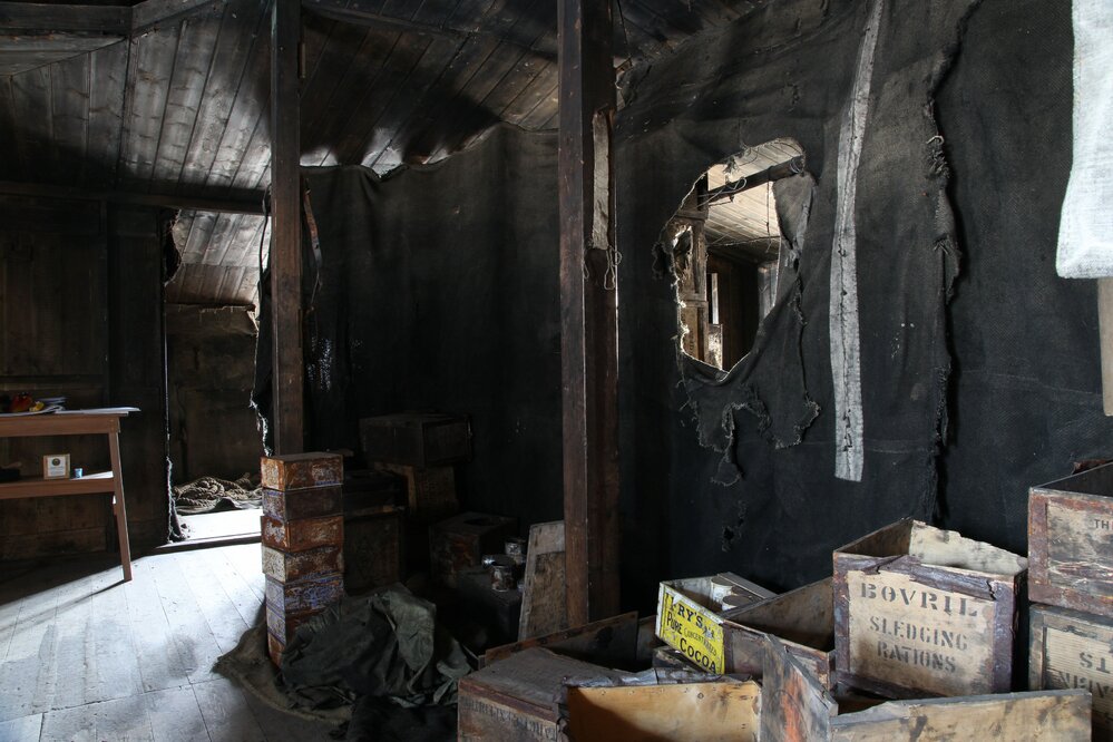 2017-18 Scott's 'Discovery' hut, interior, Men's Room partition