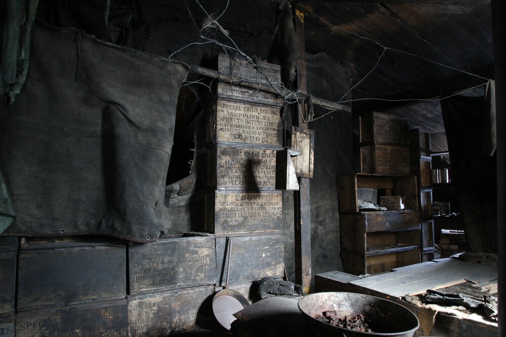 2017-18 Scott's 'Discovery' hut, interior, Stove Area partition