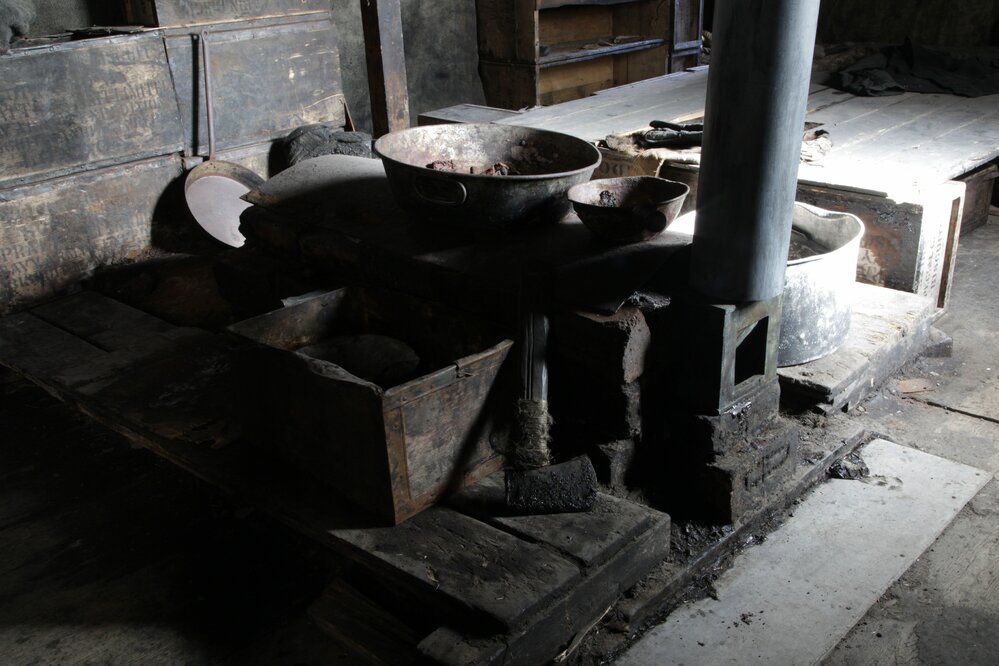 2017-18 Scott's 'Discovery' hut, interior, blubber stove