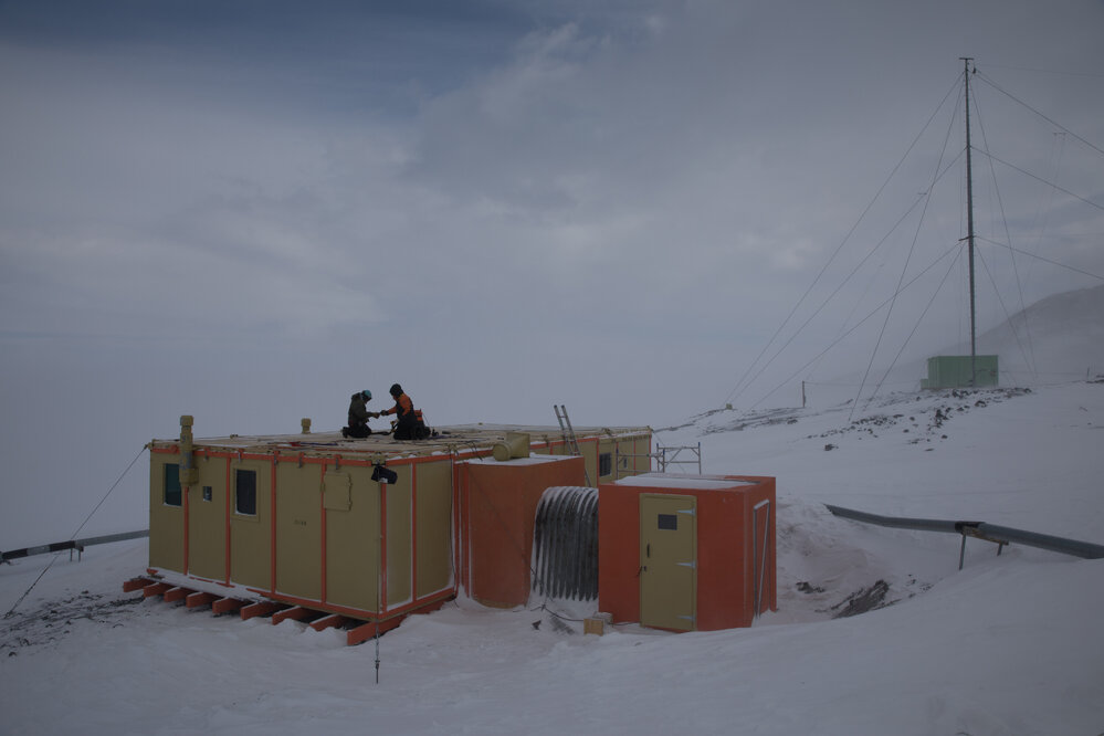 2017-18 Hillary's TAE/IGY hut, conservators at work, AHT conservation team members