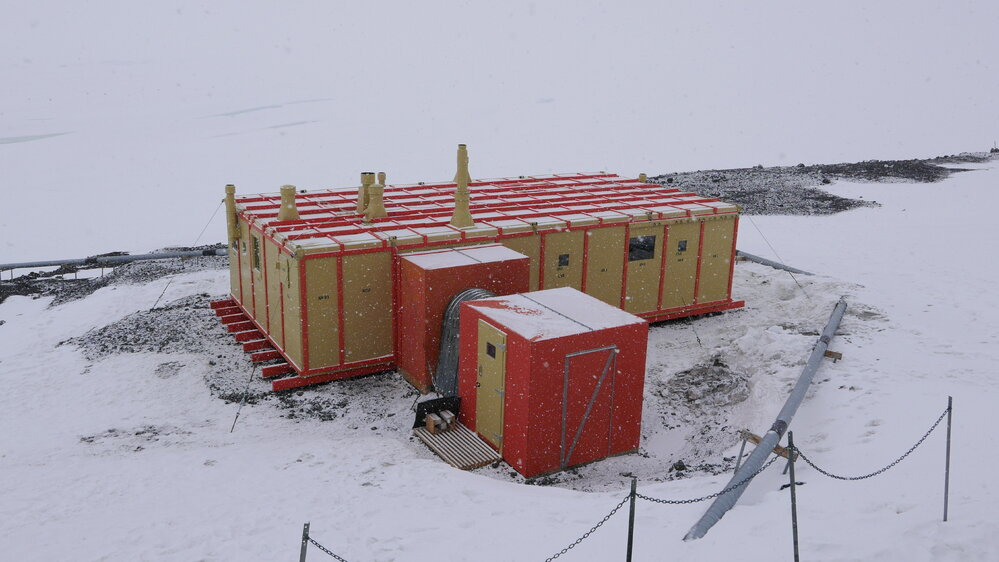 2017-18 Hillary's TAE/IGY hut during snowfall