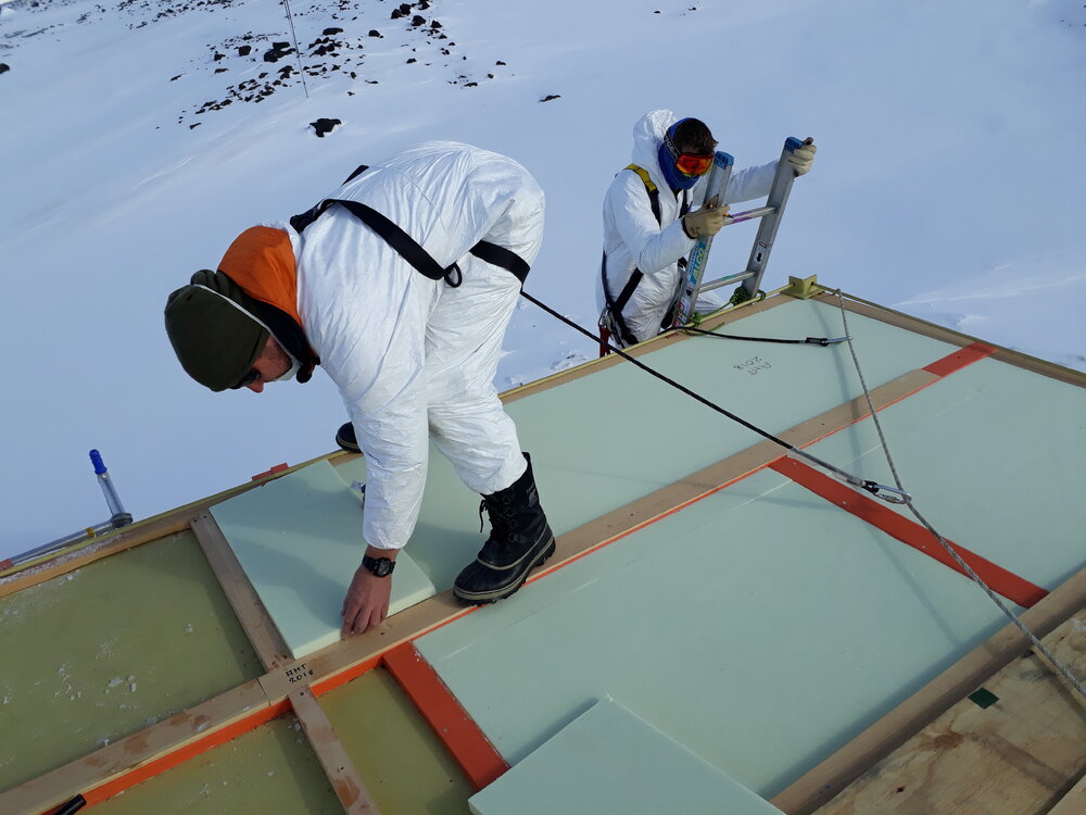 2017-18 Hillary's TAE/IGY hut, work task, AHT staff recladding roof (001)