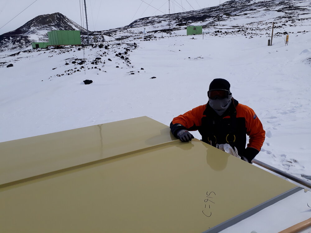 2017-18 Hillary's TAE/IGY hut, work task, AHT staff recladding roof (002)