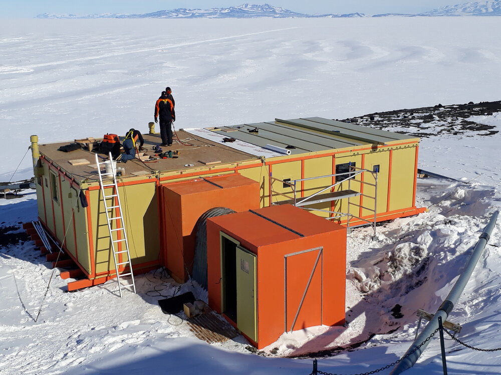 2017-18 Hillary's TAE/IGY hut, work task, AHT staff recladding roof (005)
