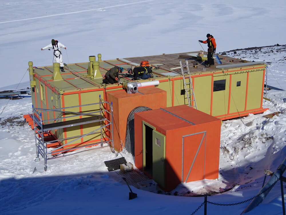 2017-18 Hillary's TAE/IGY hut, work task, AHT staff recladding roof (007)