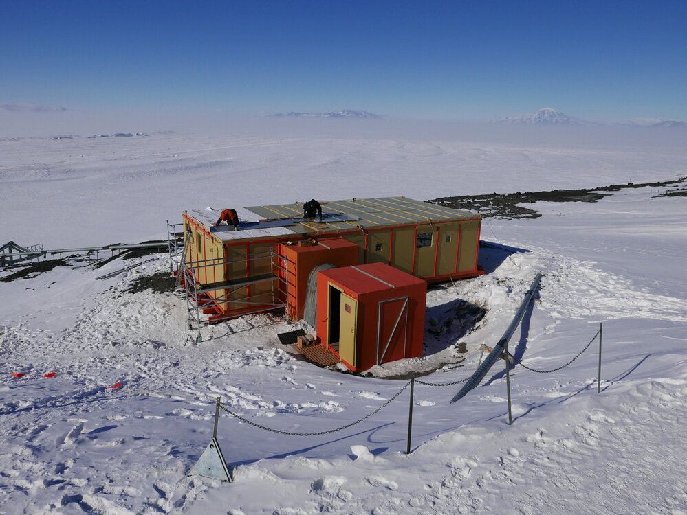 2017-18 Hillary's TAE/IGY hut, work task, AHT staff recladding roof (011)