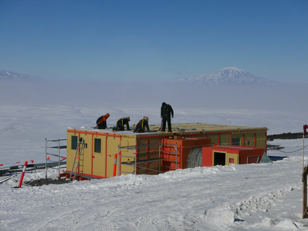 2017-18 Hillary's TAE/IGY hut, work task, AHT staff recladding roof (012)