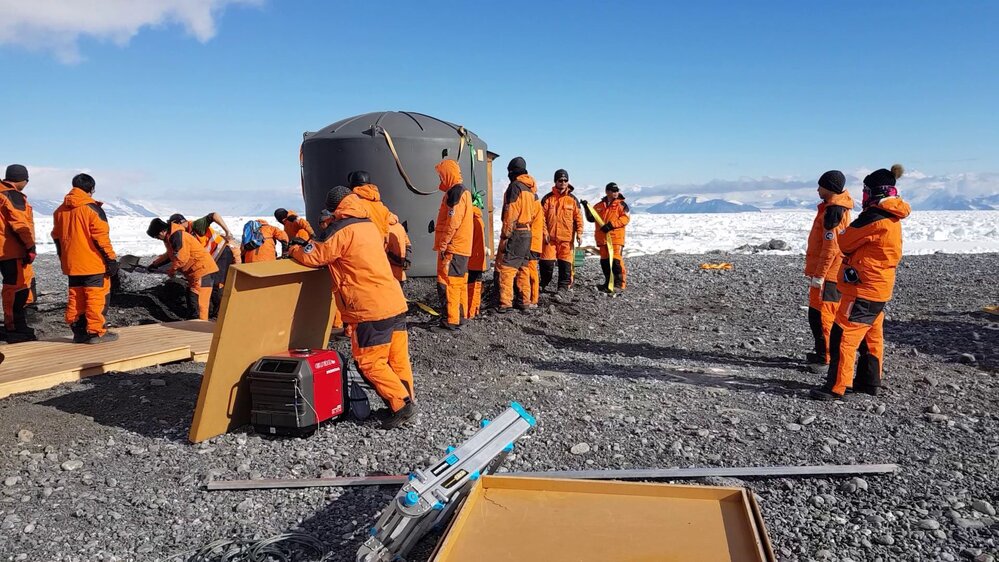 2017-18 Cape Adare camp, living hut and store room turks installation