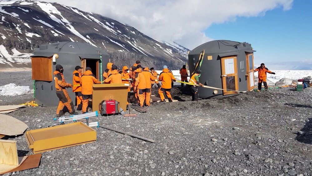 2017-18 Cape Adare camp, living hut and store room turks installation