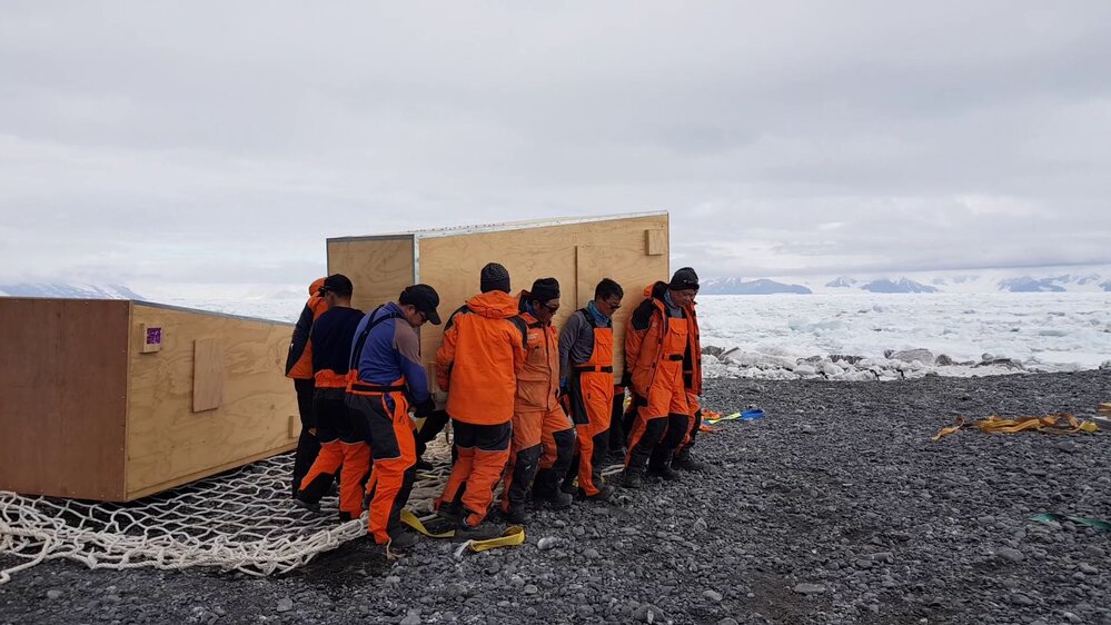 2017-18 Cape Adare camp, polar pod installation