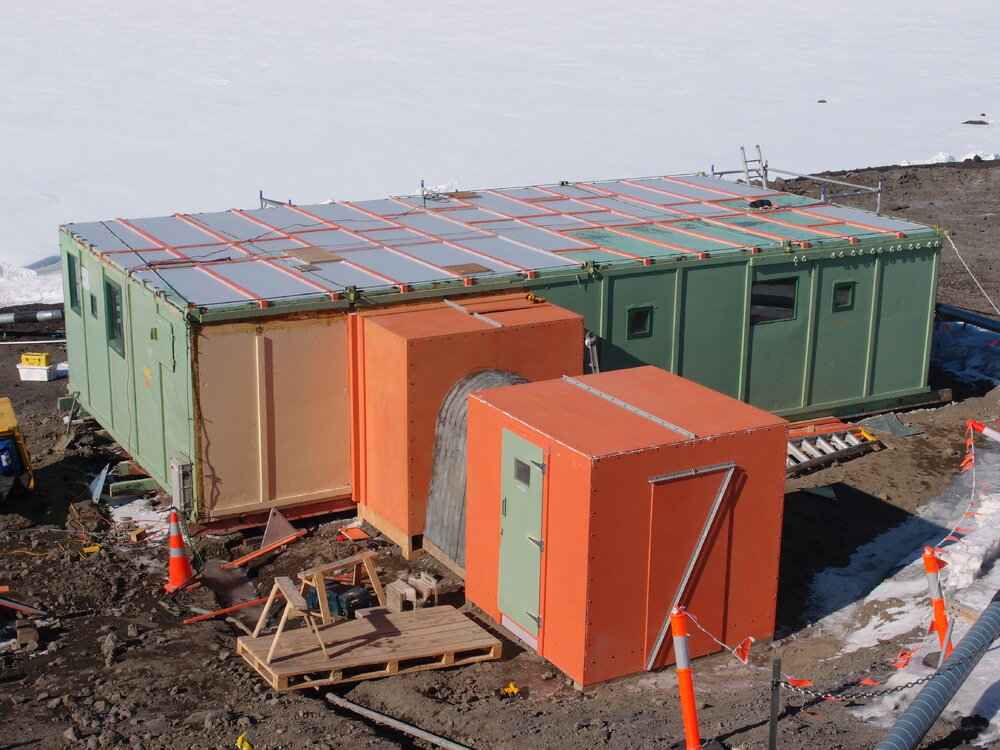 2016-17 Hillary's TAE/IGY hut, completed historically accurate Cold Porch